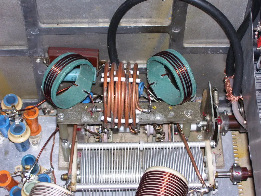 antenna_tuning_device_inside_b