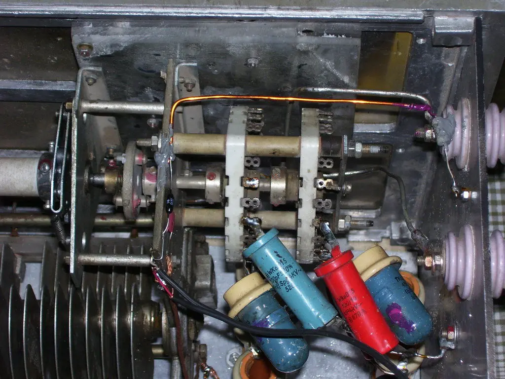 antenna_tuning_device_inside_c